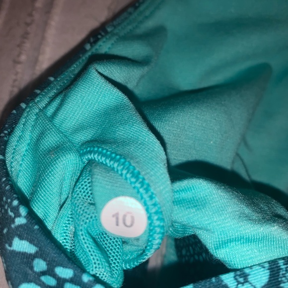 Lululemon workout tank with sports bra included - Picture 4 of 4